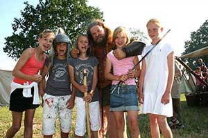 Wikinger mit fünf Kindern auf den Wikingertagen Familienfest