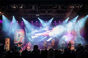 Band auf großer Bühne mit tollem Licht auf der Kieler Woche